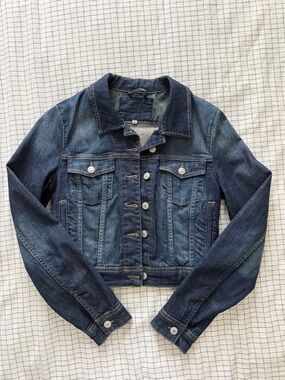 Cropped Dark Blue Denim Jacket with Button-Front